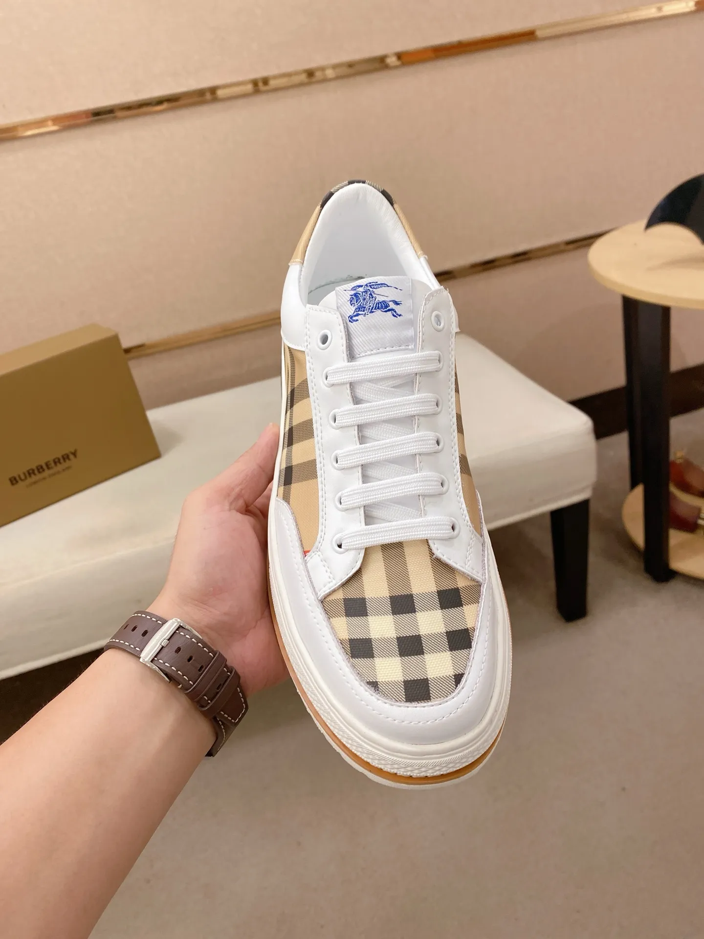 Men's shoes 💰: 420💰🇮🇹🇮🇹BURBERRY's top purchasing agents are available simultaneously at the counter. 🔍🔍On sale at the same time. Positive code number: 38-44 Italian imported first-layer cowhide with fabric. Fully imported sheepskin lining, sole: the original sole is specially provided by the original factory, the exclusive movable molded sole is super comfortable, the original factory follows the order, 🔍🔍high quality, you can go in and out of the counter at will, welcome to compare. Can be customized. 45 non-refundable